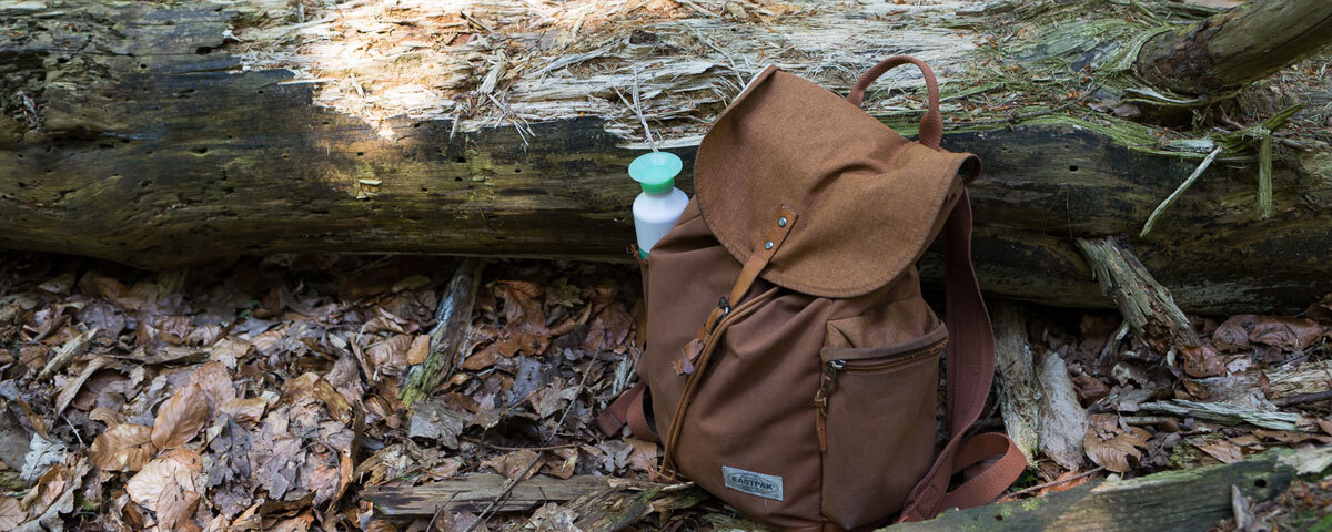 Rucksack im Wald