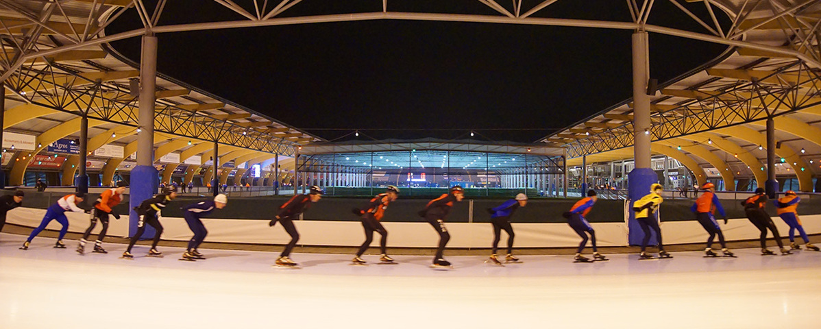 Schaatsende mensen in Haarlem Nederland