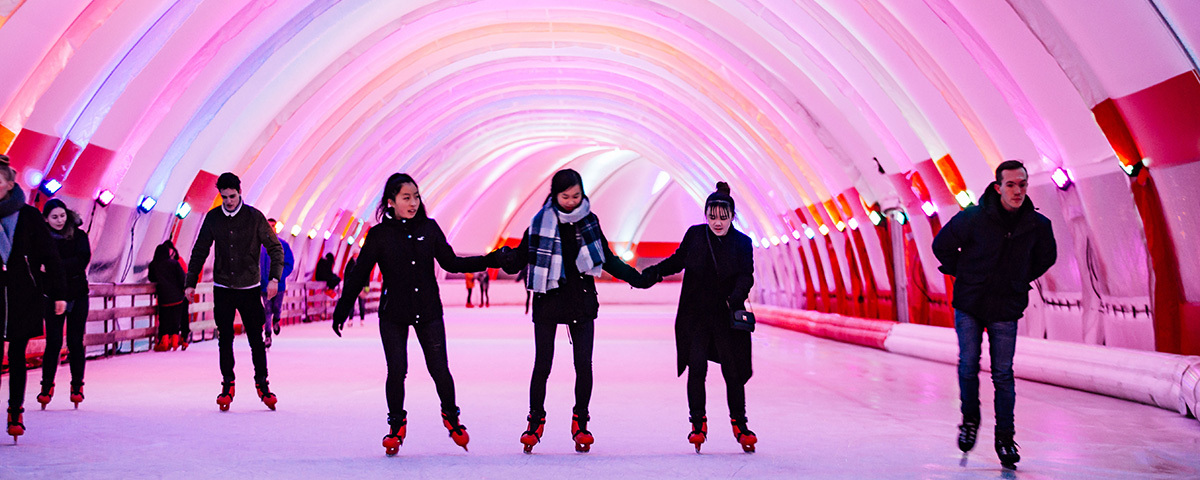 Schaatsende mensen in Rotterdam Nederland