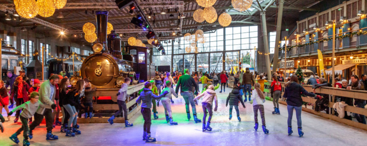 Schaatsende-mensen-in-Spoormuseum-Utrecht-Nederland