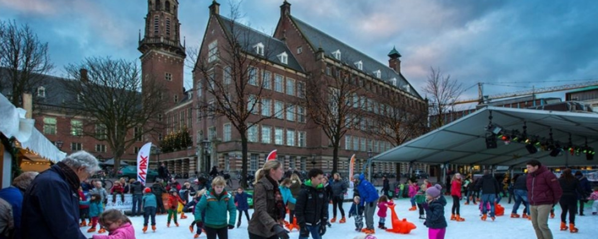 Schaatsende mensen in Leiden Nederland