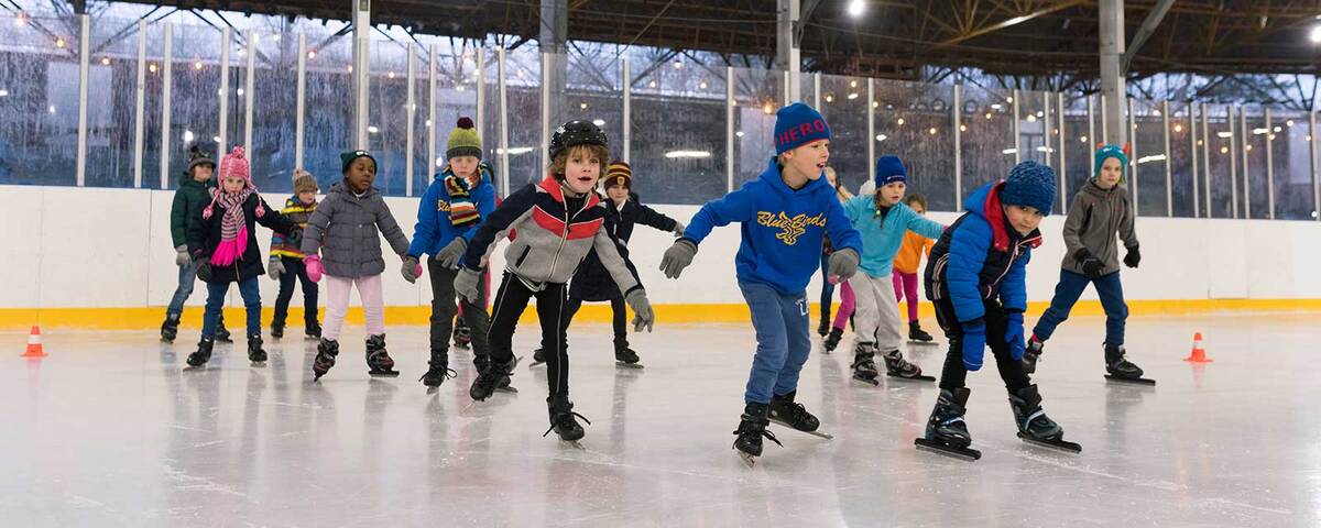Kinderen aan het schaatsen op schaatsbaan de Uithof