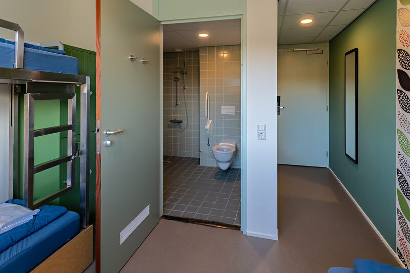MIVA kamer in Stayokay Terschelling met aangepaste badkamer.